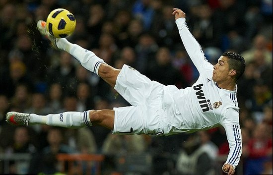 世体：巴萨内部认为凯恩很乐意来到西甲，莱万是一个很好先例