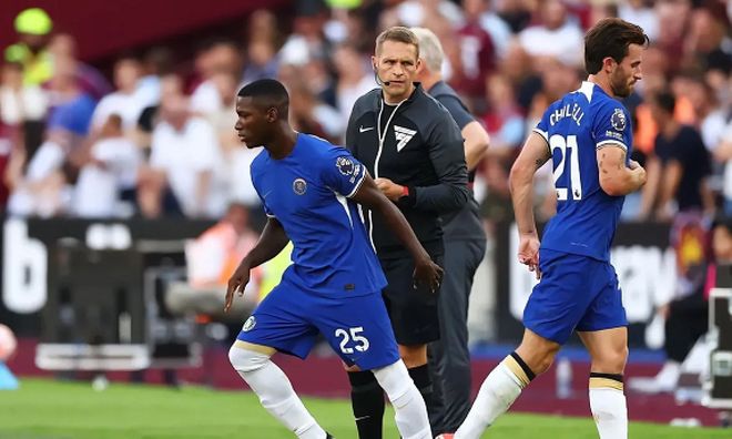 拜仁26／27赛季主场球衣谍照：红色基调搭配领口袖口金色线条